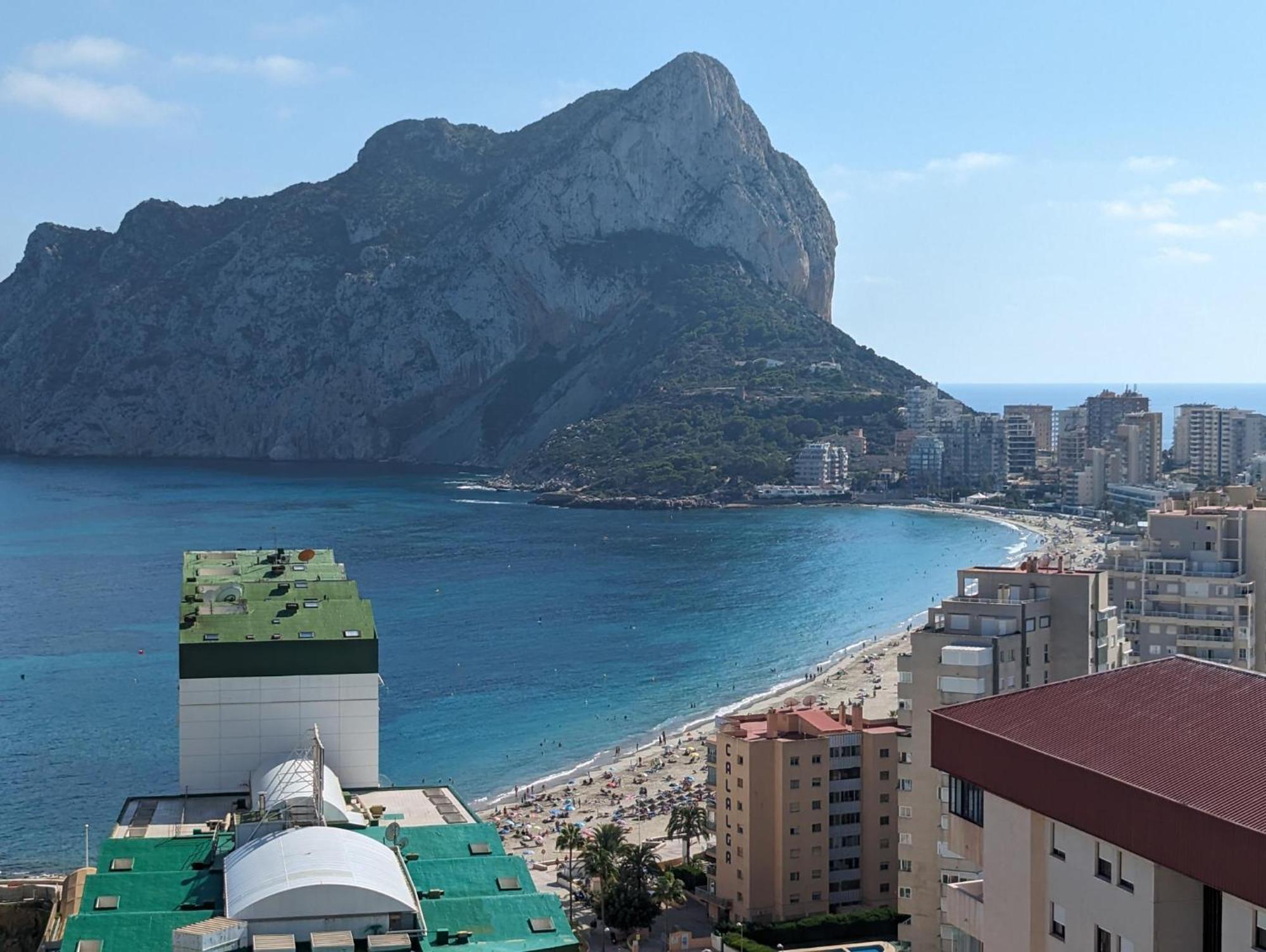 100 M From Fossa Beach In Calp Extérieur photo