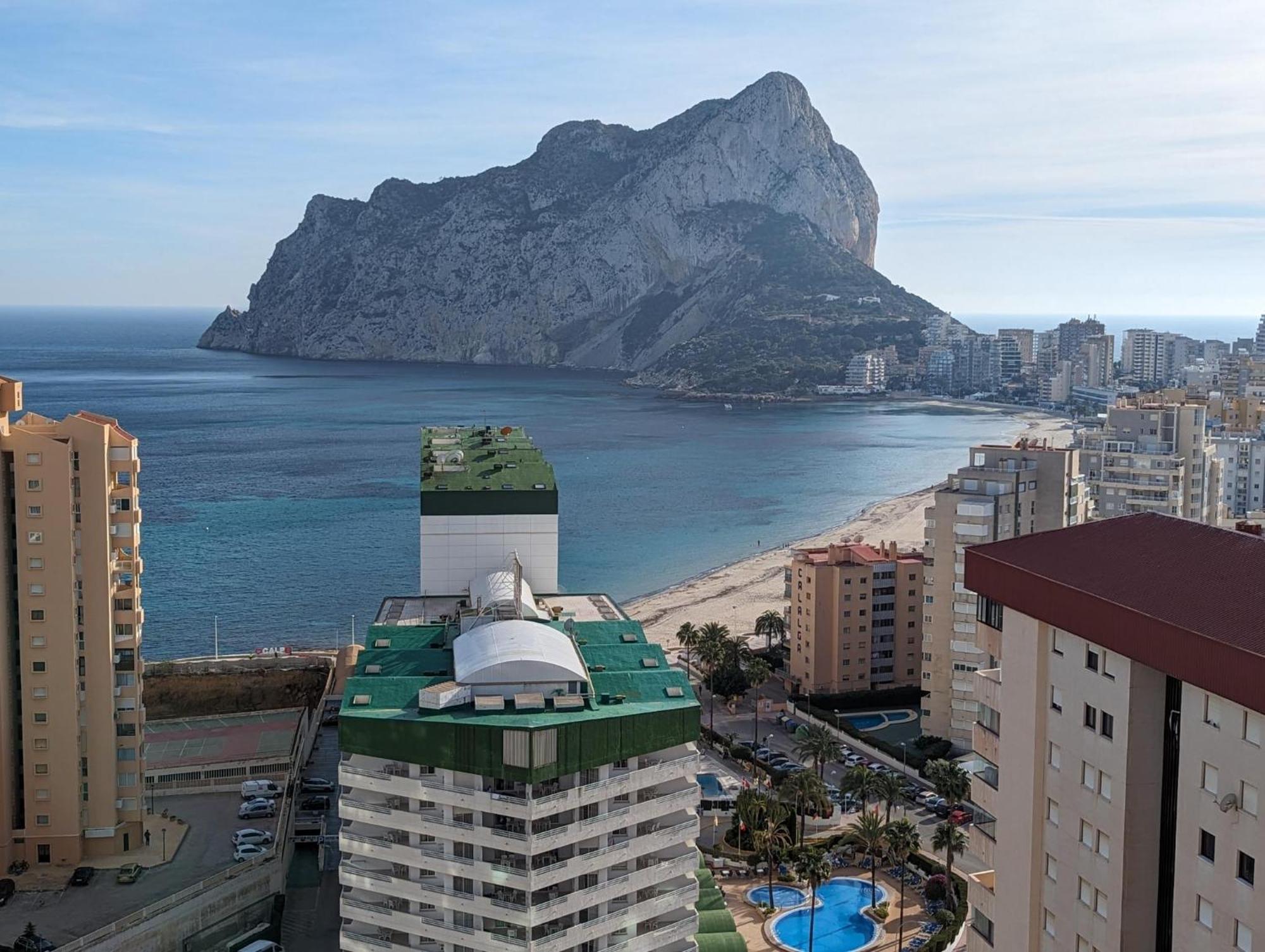 100 M From Fossa Beach In Calp Extérieur photo
